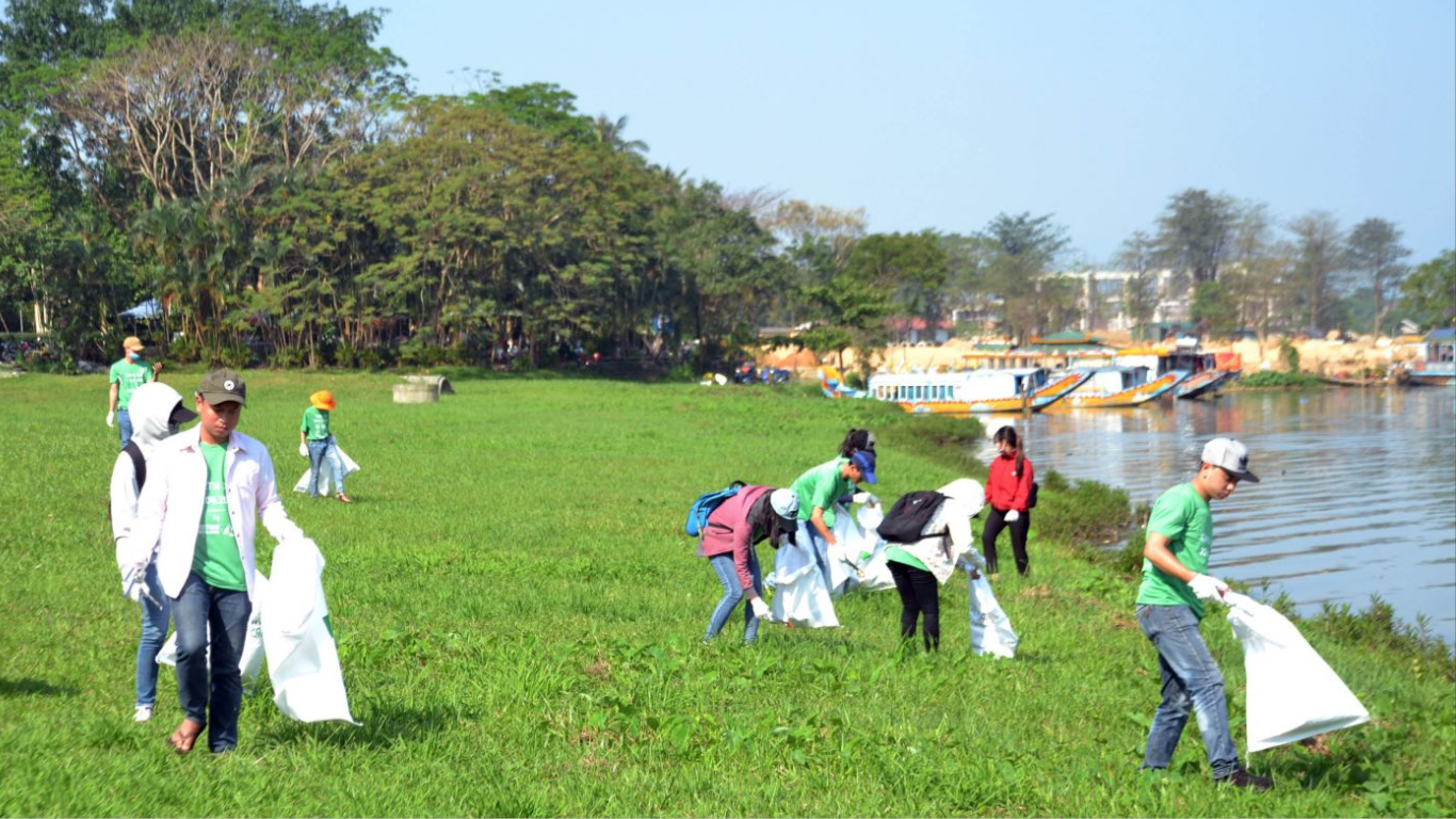 Du khách tham gia hoạt động nhặt rác ven bờ sông Hương (Huế) trong tour du lịch bảo vệ môi trường