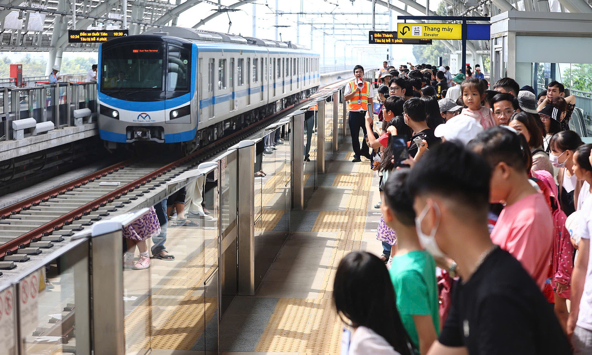 Hơn 900.000 lượt khách đi metro Bến Thành - Suối Tiên tuần đầu vận hành