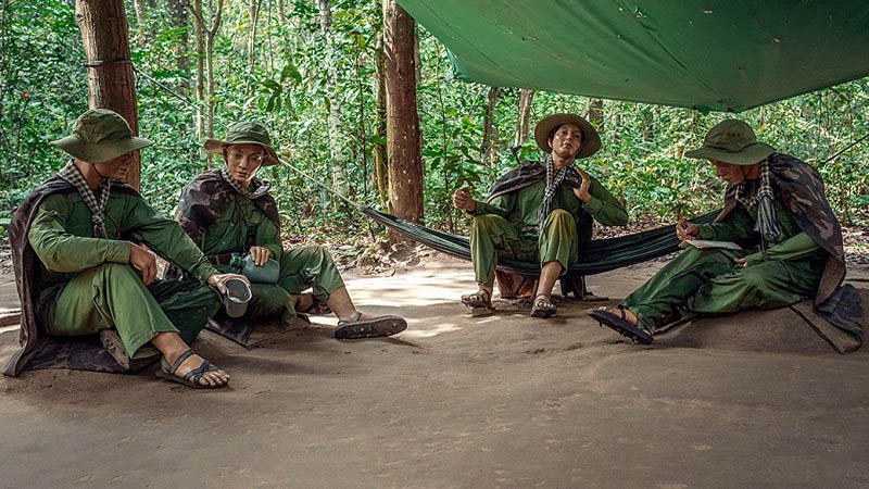 Những bức tượng tái hiện những hoạt động của các chiến sĩ ngày xưa