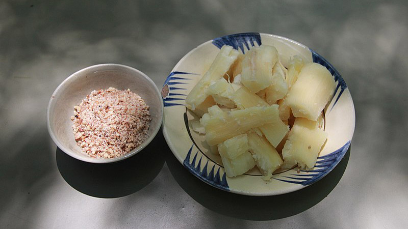 Khoai mì luộc chấm muối