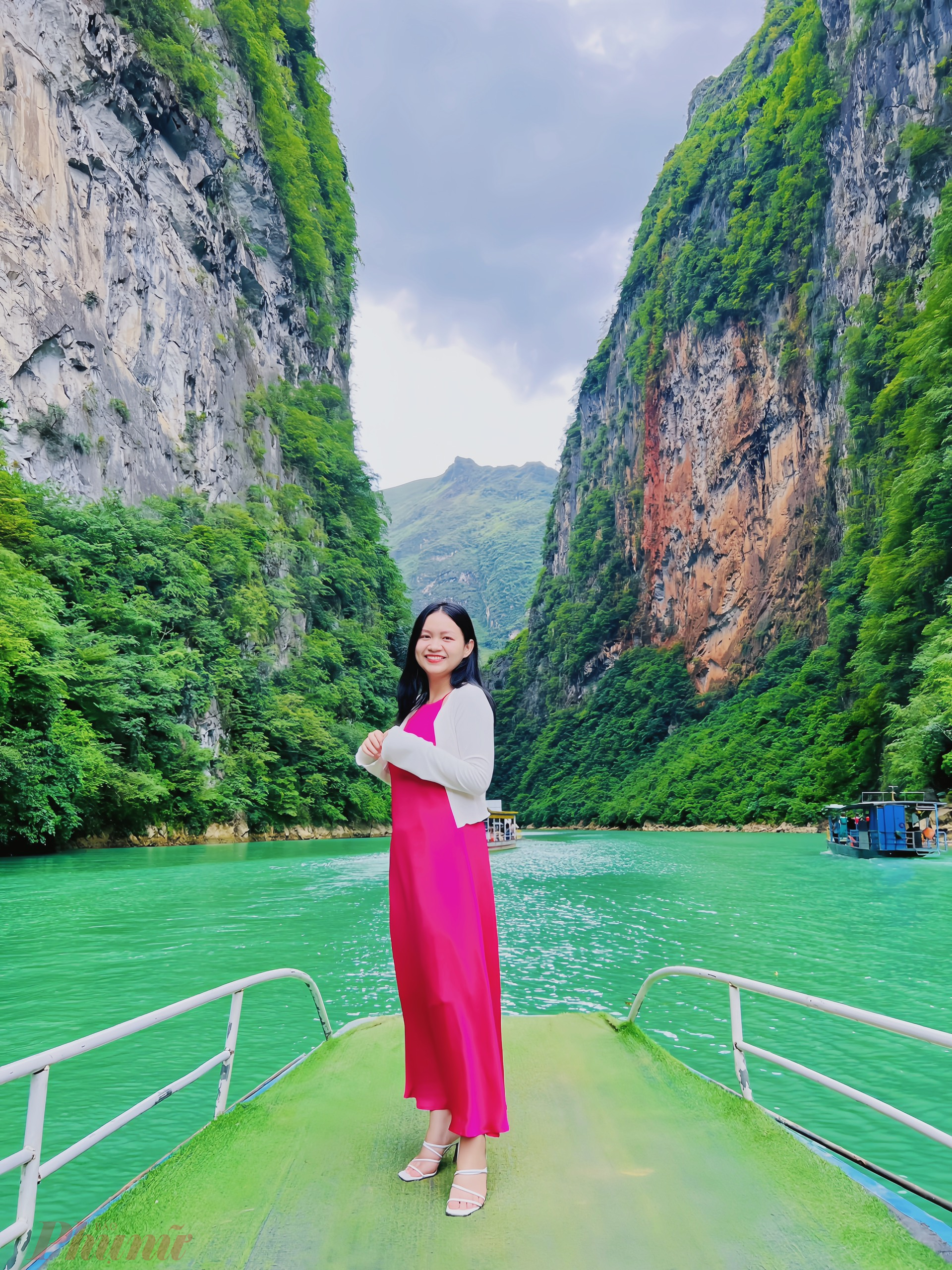 Trải nghiệm Mùa thu Hà Giang: Tuyệt sắc Lũng Cú - Đồng Văn 10 Sông Nho Quế ẩn mình trong làn nước xanh ngọc quyến rũ.