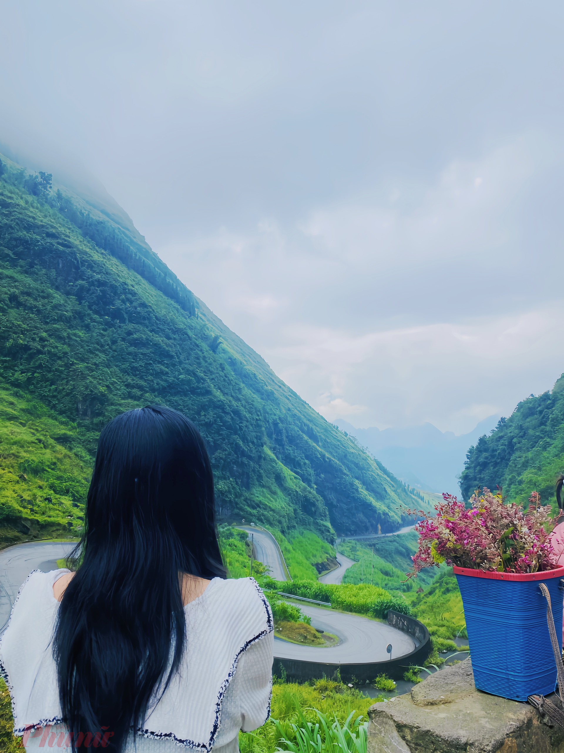 Trải nghiệm Mùa thu Hà Giang: Tuyệt sắc Lũng Cú - Đồng Văn 11 Từ Dốc Thẩm Mã, các du khách có thể phóng tầm mắt ngắm nhìn các cung đường quanh co đặc trưng tại Hà Giang.